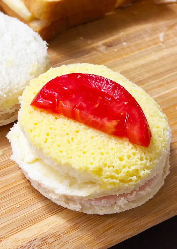 minisandwich pentru copii dat cu ou pe deasupra si cu o felie de rosie