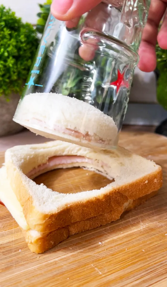 scoatem interiorul sandwichului cu paharul