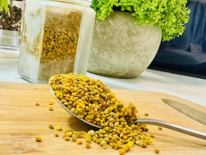 Beneficiile polenului crud – de ce merită să îl consumați