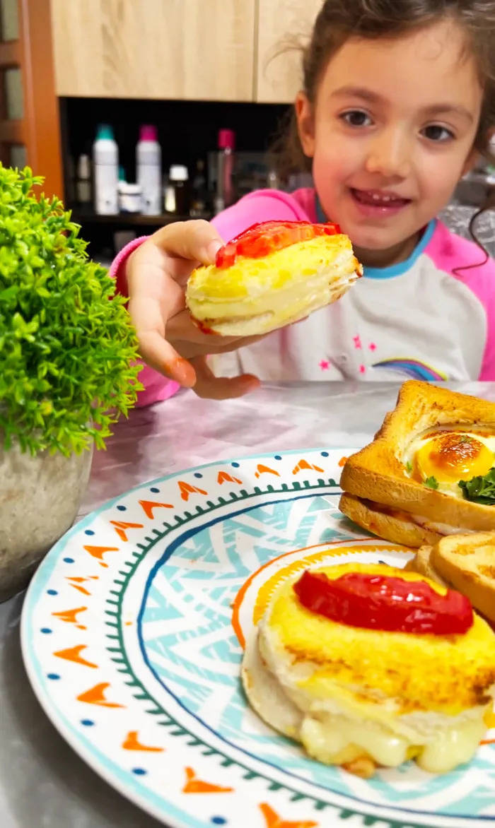 Nadia foarte bucuroasa de micul dejun cu minisandwichuri la airfryer